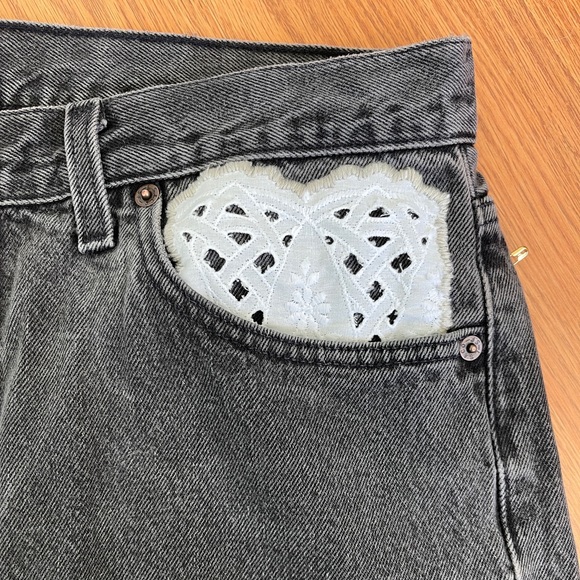 🍄SOLD🍄 Vintage Levi’s black jeans with floral patchwork size 36x32 - Picture 9 of 10